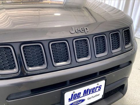 Used 2021 Jeep Compass Latitude FWD image 7