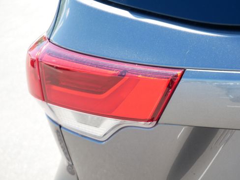 Used 2018 Toyota Highlander Limited AWD/4WD image 17