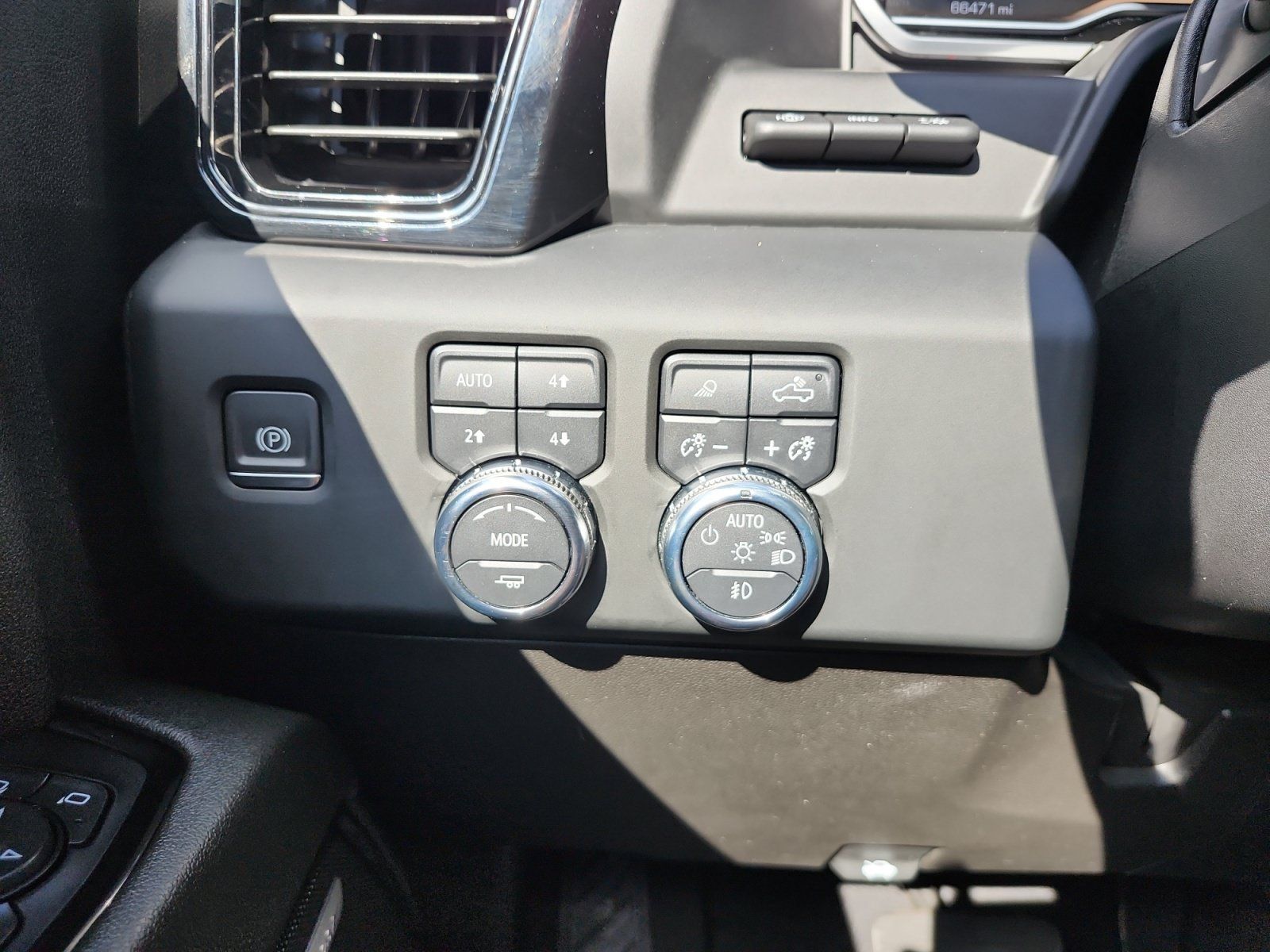Used 2024 GMC Sierra 3500 AT4 w/ AT4 Premium Plus Package AWD/4WD image 18
