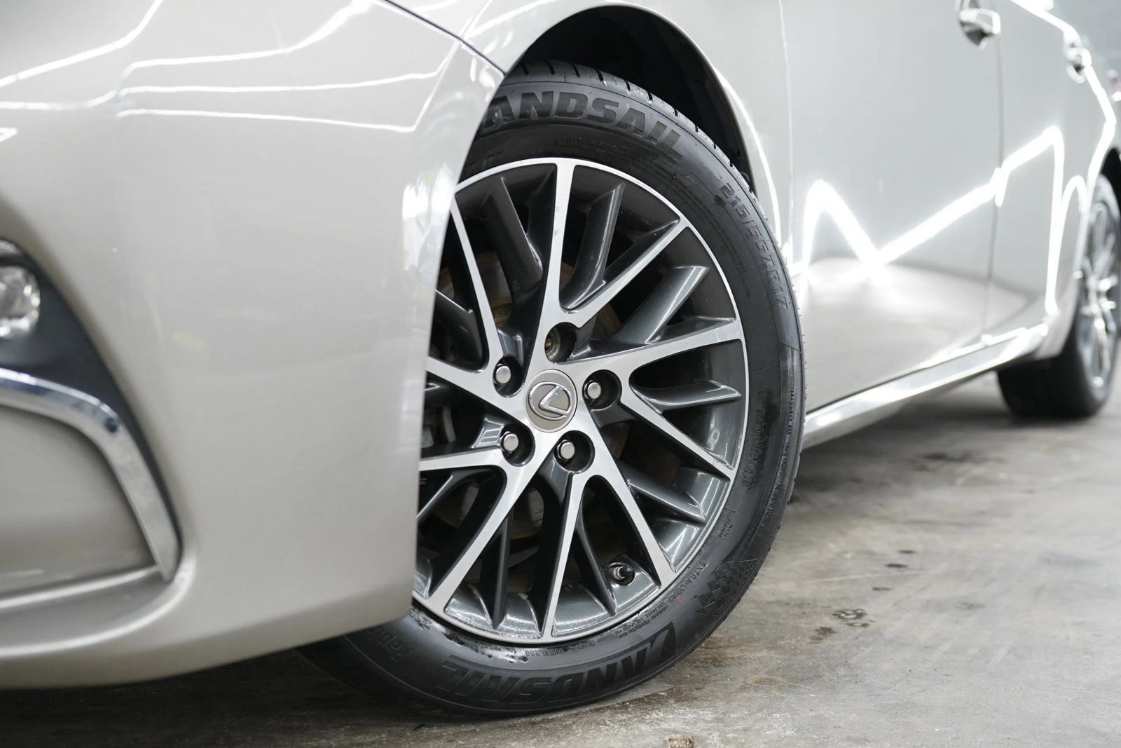 Used 2017 Lexus ES 350 w/ Luxury Package FWD image 2