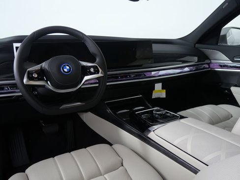 Used 2025 BMW i7 xDrive60 w/ Premium Package image 19