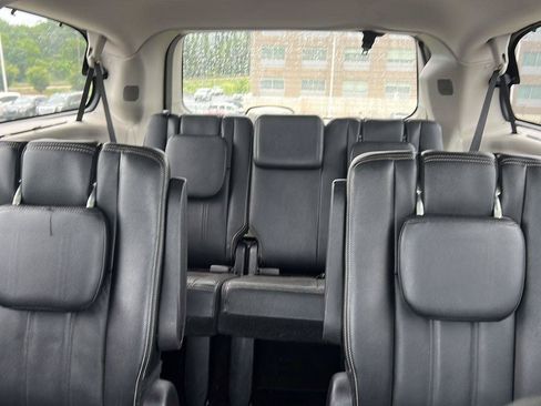 Used 2016 Chrysler Town & Country Touring w/ Driver Convenience Group FWD image 12