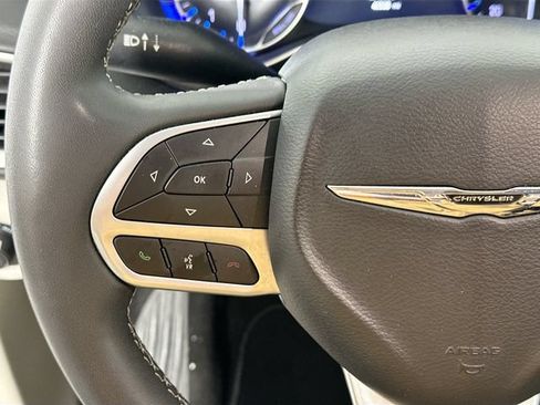Used 2024 Chrysler Pacifica Touring-L FWD image 21