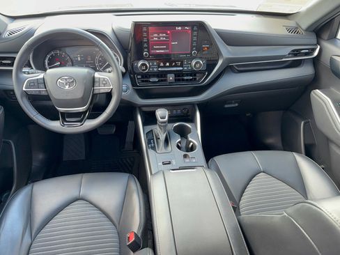 Used 2022 Toyota Highlander XSE FWD image 17