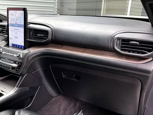 Used 2020 Ford Explorer Platinum w/ Premium Technology Package image 16