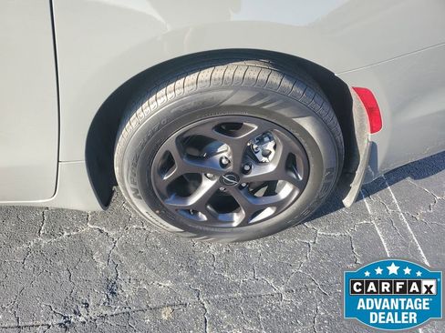 Used 2022 Chrysler Pacifica Limited w/ S Appearance Package image 23