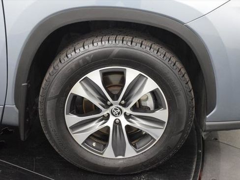 Certified 2022 Toyota Highlander XLE image 11