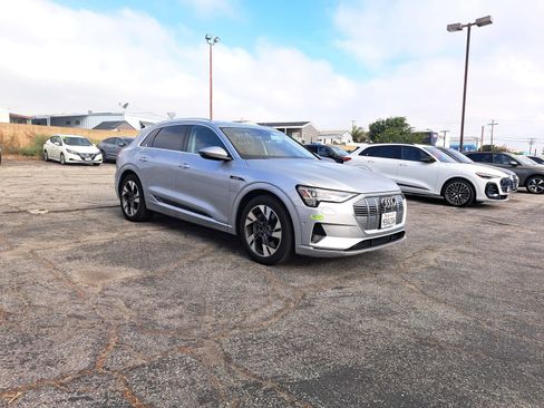 Certified 2023 Audi e-tron Premium Plus w/ Premium Plus Package AWD/4WD image 2