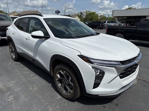 Used 2025 Chevrolet Trax LT w/ Driver Confidence Package image 1