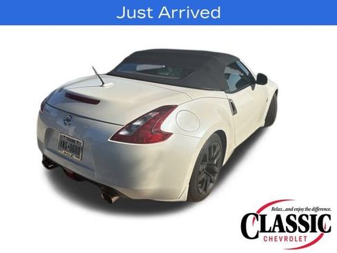 Used 2018 Nissan 370Z Roadster image 17