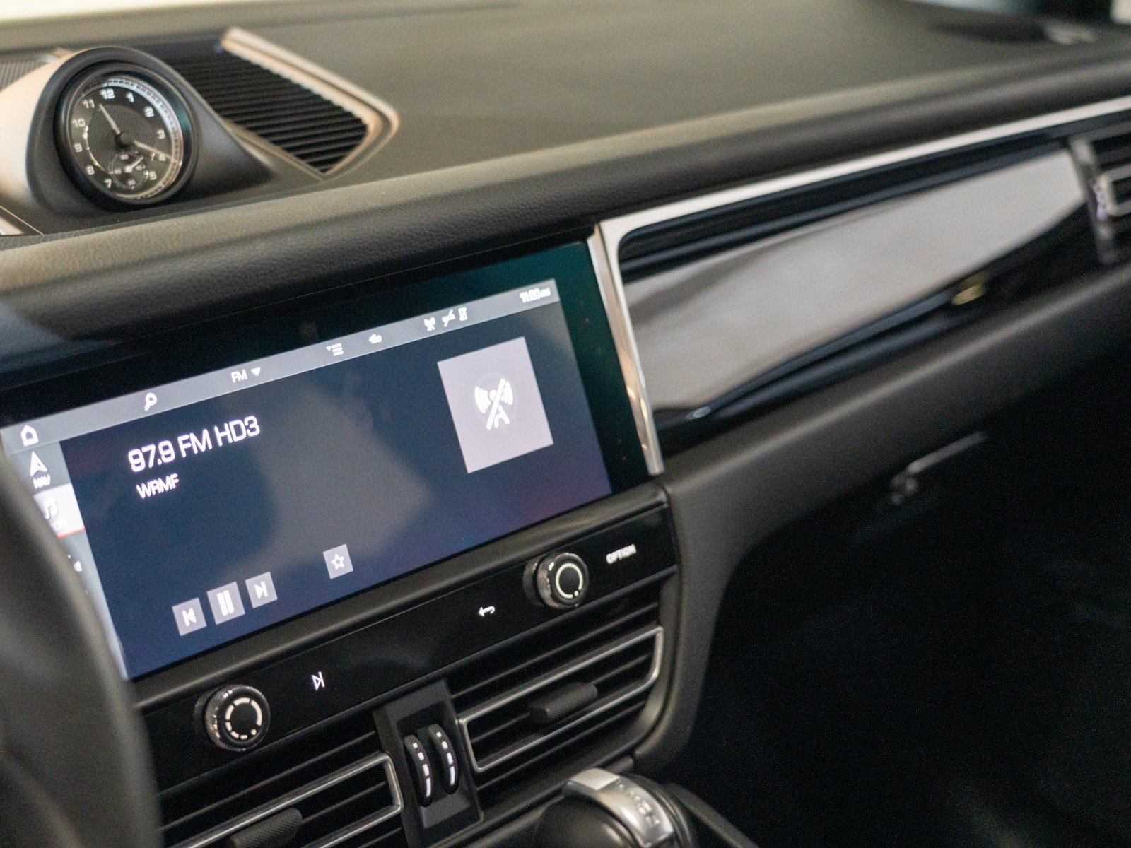 Certified 2025 Porsche Macan AWD/4WD image 18