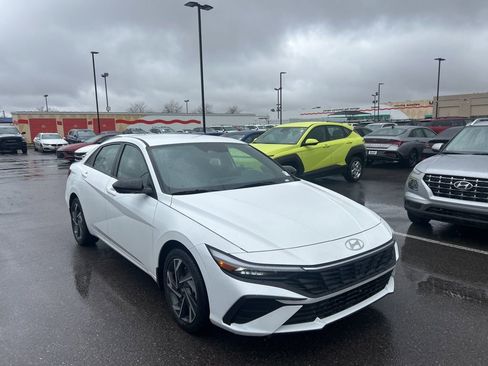 Used 2025 Hyundai Elantra SEL image 3