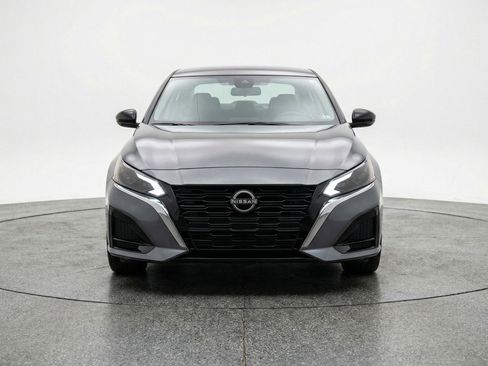 Used 2025 Nissan Altima 2.5 SV image 2