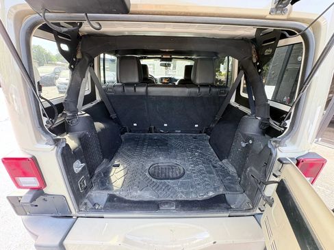 Used 2017 Jeep Wrangler Unlimited Sahara w/ Max Tow Package AWD/4WD image 16