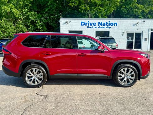 Used 2024 Toyota Grand Highlander AWD image 4