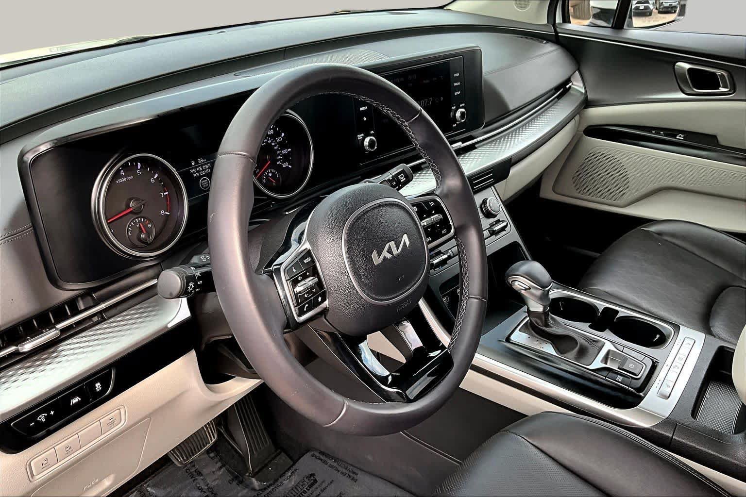 Used 2024 Kia Carnival LX FWD image 17