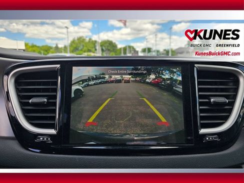 Used 2023 Chrysler Pacifica Touring-L FWD image 17