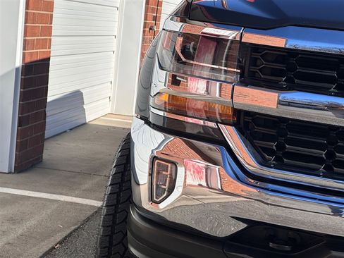 Used 2018 Chevrolet Silverado 1500 LT w/ All Star Edition image 15