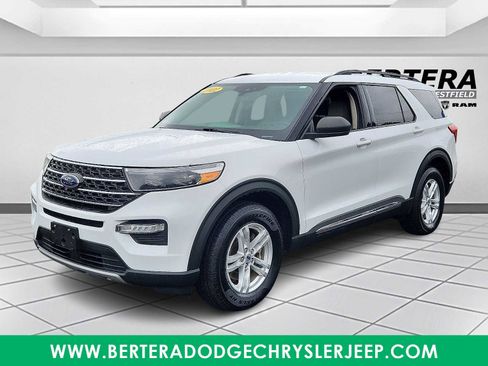 Used 2022 Ford Explorer XLT w/ Equipment Group 202A image 3