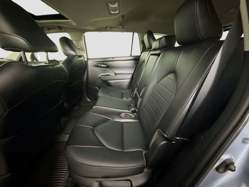 Used 2022 Toyota Highlander XLE image 16