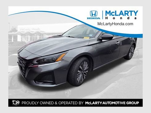 Used 2025 Nissan Altima 2.5 SV FWD image 1