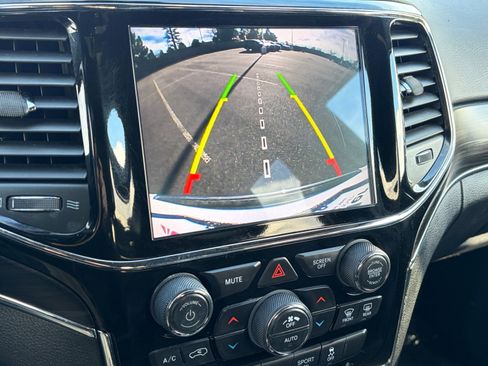 Used 2019 Jeep Grand Cherokee Limited image 25