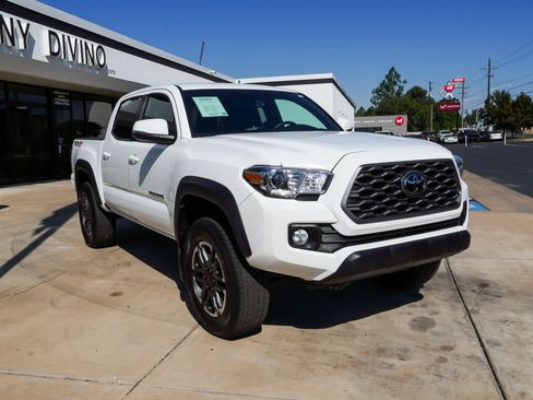 Used 2022 Toyota Tacoma TRD Off-Road w/ Technology Package AWD/4WD image 2