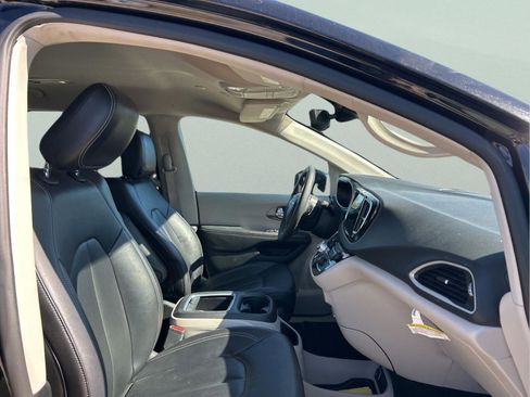 Certified 2024 Chrysler Pacifica Touring-L image 30