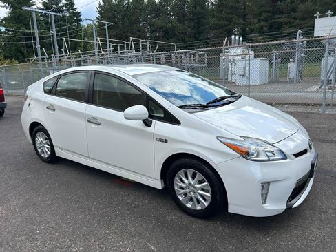 Used 2013 Toyota Prius Prime Plug-In Hybrid FWD image 3