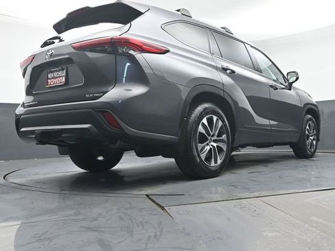 Certified 2021 Toyota Highlander XLE image 36