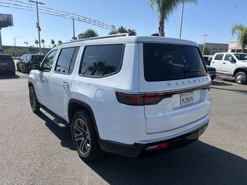 Used 2024 Jeep Wagoneer Series II w/ Flexible Seating Group RWD image 3