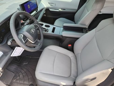 New 2026 Toyota Sienna XLE image 11