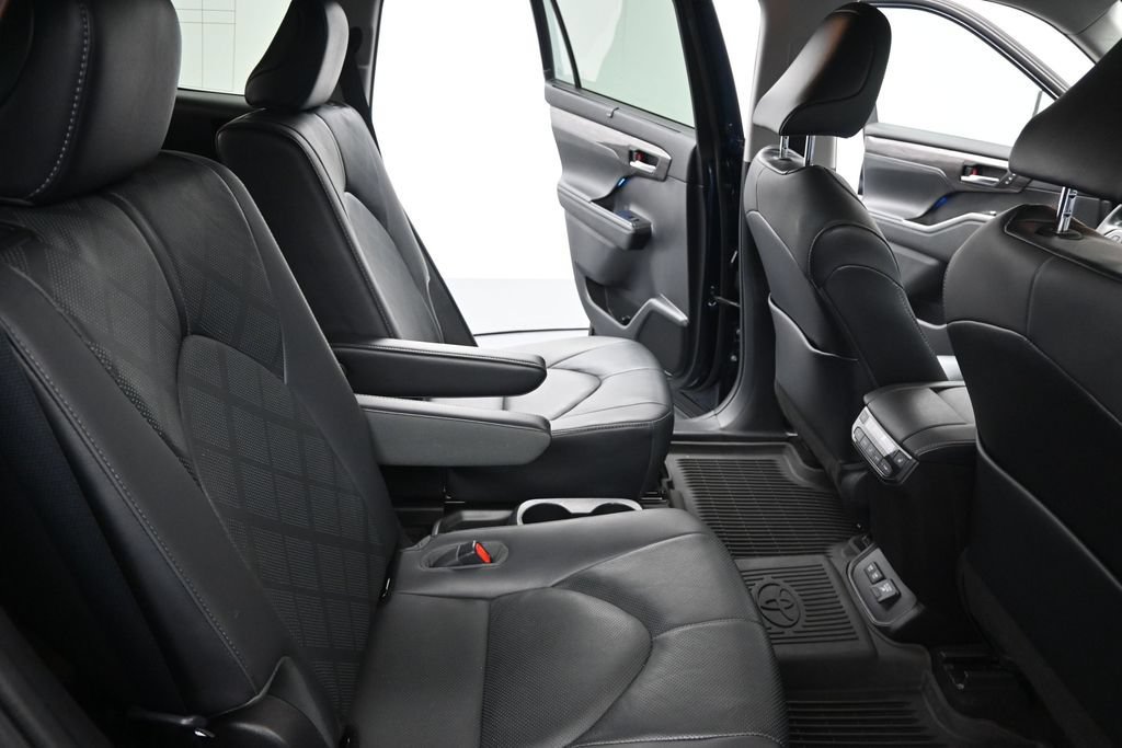 Used 2021 Toyota Highlander Platinum AWD/4WD image 13
