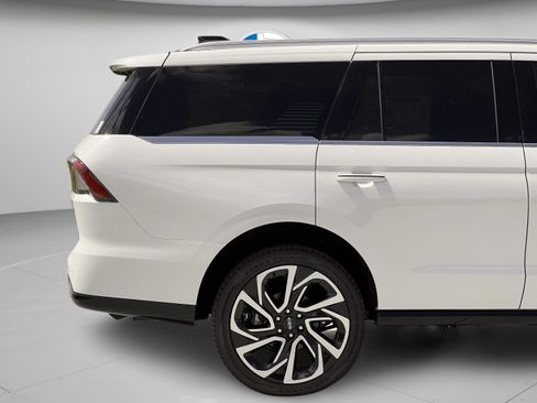Used 2026 Lincoln Navigator Reserve image 39