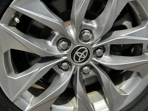 Used 2024 Toyota Sienna XLE FWD image 30