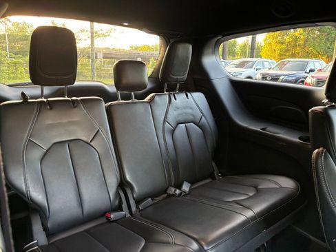 Used 2025 Chrysler Pacifica Select image 30