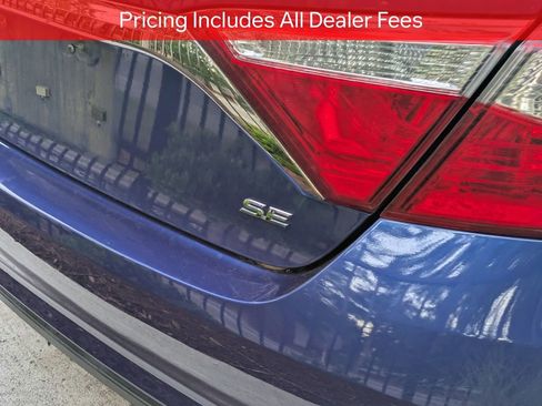 Used 2015 Toyota Camry SE w/ Moonroof Package FWD image 8