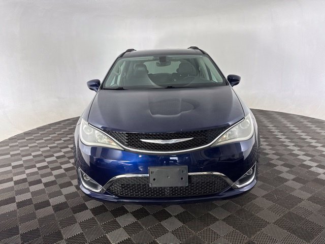 Used 2017 Chrysler Pacifica Touring-L FWD image 2