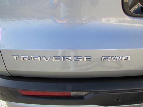Used 2025 Chevrolet Traverse LT image 8