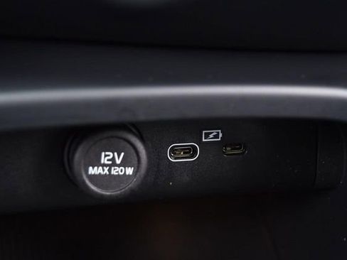 Used 2023 Volvo XC40 B5 Core image 17