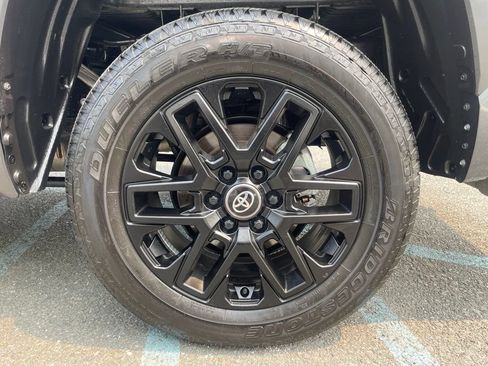 Used 2025 Toyota Tundra Limited AWD/4WD image 10