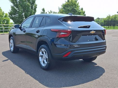 Used 2024 Chevrolet Trax LS w/ LS Convenience Package FWD image 4