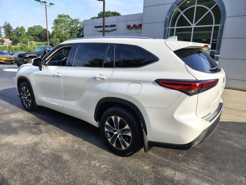 Used 2020 Toyota Highlander XLE AWD/4WD image 13