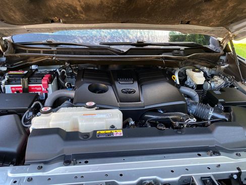 Used 2022 Toyota Tundra SR5 w/ SR5 Convenience Package AWD/4WD image 16