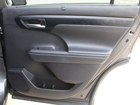 Used 2022 Toyota Highlander XSE image 37