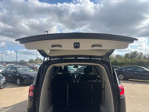 Used 2023 Chrysler Pacifica Touring-L image 32