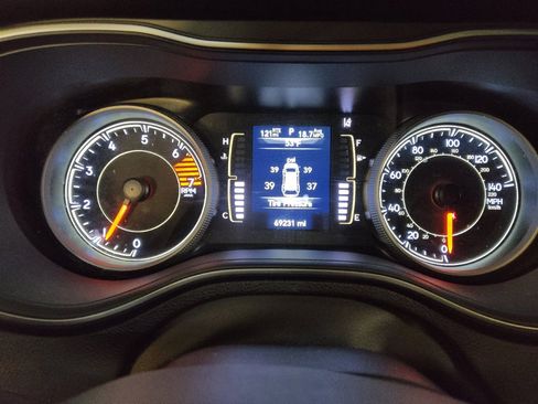 Used 2021 Jeep Cherokee Latitude Plus AWD/4WD image 23