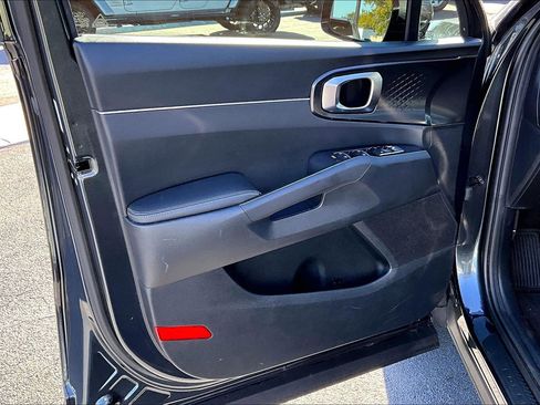 Used 2024 Kia Sorento LX image 17