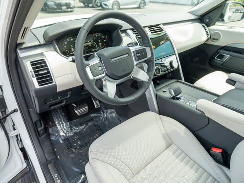 New 2025 Land Rover Discovery Dynamic SE image 11