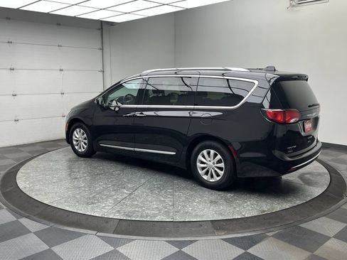 Used 2019 Chrysler Pacifica Touring-L FWD image 2